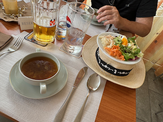 Ein Bild, das Geschirr, Tisch, Essen, Person enthält.

Automatisch generierte Beschreibung